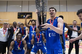 Les joueurs de Fribourg Olympic avec le trophée de champion décroché en mai KEYSTONE/ALESSANDRO CRINARI
